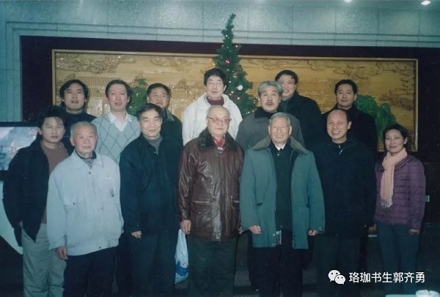 2001年,唐明邦先生(前排右三,李德永先生(前中)与武汉大学中哲教研室